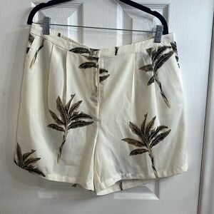 Worthington Tropical Cream Shorts with Front Pockets. Size Large